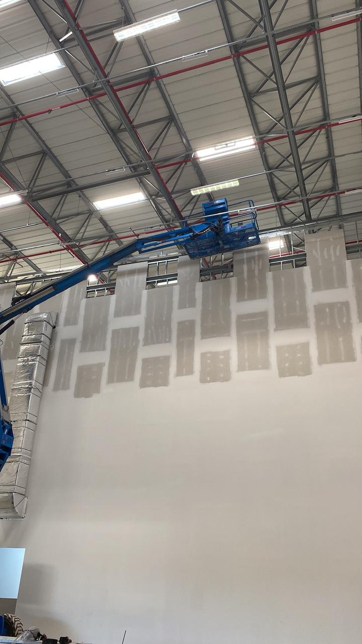 Parede divisória em Drywall com 20 metros de altura — obra em Drywall e sistemas internos executada pela SteelWorks